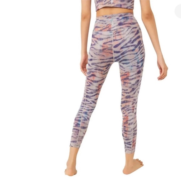NWT FREE PEOPLE MOVEMENT leggings size L purple reversible tiger combo - Picture 3 of 7
